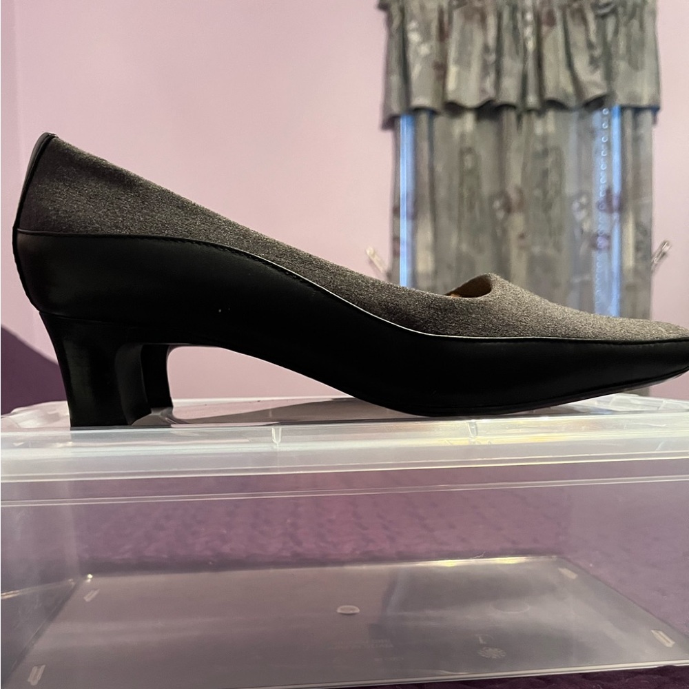 Liz Claiborne Flex black/gray pump. Size 9